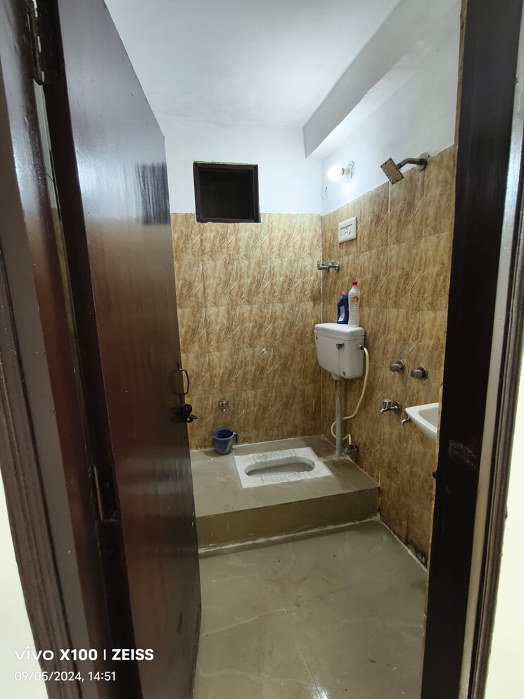 Bathroom, shaheen bagh 2 Bedroom 50 Sq.Yd. Builder Floor In Shaheen Bagh Delhi 8294525