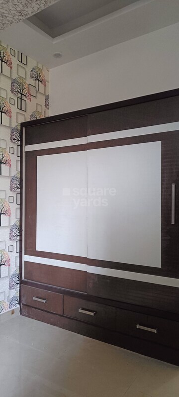 Room in 3 BHK Apartment at Amrapali Vaishali, Vaishali Sector 3 – for Sale