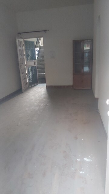 Furnished Amenities in 3.5 BHK Apartment at Mayur Vihar 1 – for Sale