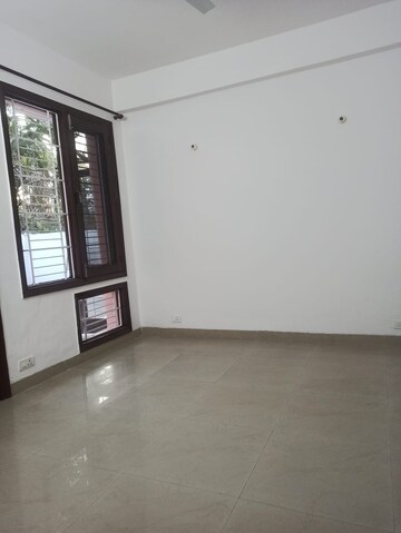 Room in 3 BHK Builder Floor at Unitech South City II, Sector 50 – for Rent