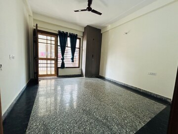 Room in 3 BHK Builder Floor at Ansal Plaza Sector-23, Sector 23 – for Rent