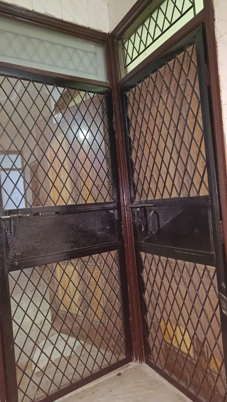 Balcony, shaheen bagh 2 Bedroom 75 Sq.Yd. Apartment In Shaheen Bagh Delhi 8295366