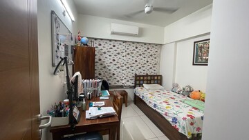 Room in 3 BHK Apartment at Vastrapur – for Rent