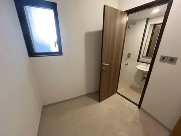 Room in 4 BHK Apartment at Lodha Trump Tower, Worli – for Rent