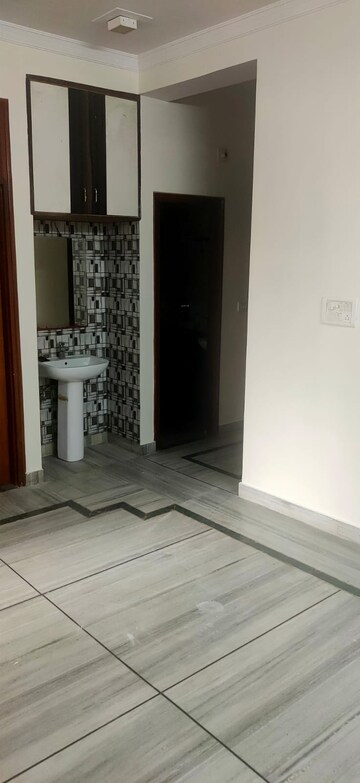 Room in 3 BHK Villa at Gomti Nagar – for Rent