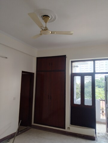 Furnished Amenities in 4 BHK Apartment at Gokul Apartments Faridabad, Sector 45 – for Sale
