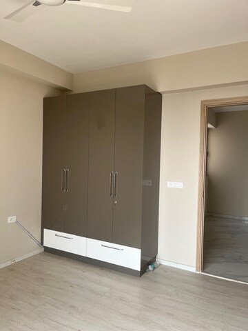 Room in 2.5 BHK Apartment at M3M Skywalk, Sector 74 – for Rent
