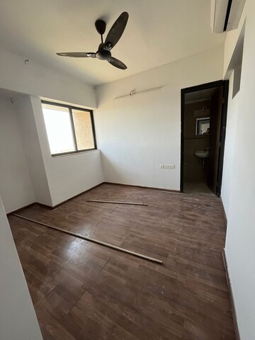 Room in 1.5 BHK Apartment at Lodha Lakeshore Greens, Dombivli East – for Rent
