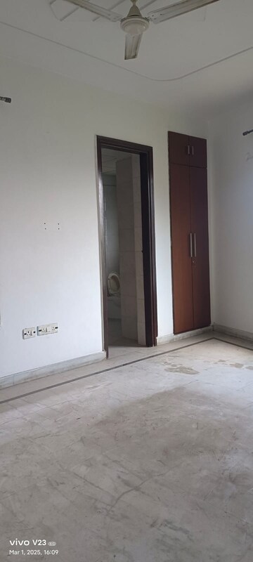 Room in 3 BHK Builder Floor at Uppal Southend, Sector 49 – for Rent