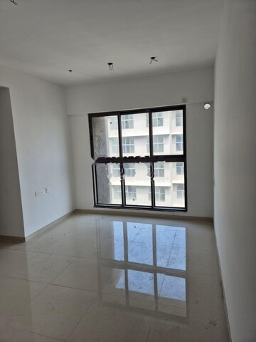 Room in 2 BHK Apartment at Shapoorji Pallonji Astron, Kandivali East – for Rent