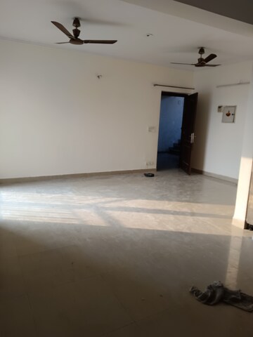 Room in 3.5 BHK Apartment at Saviour Park, Mohan Nagar – for Rent