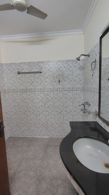 Master Bedroom in 3.5 BHK Builder Floor at Unitech South City 1, South City 1 – for Rent