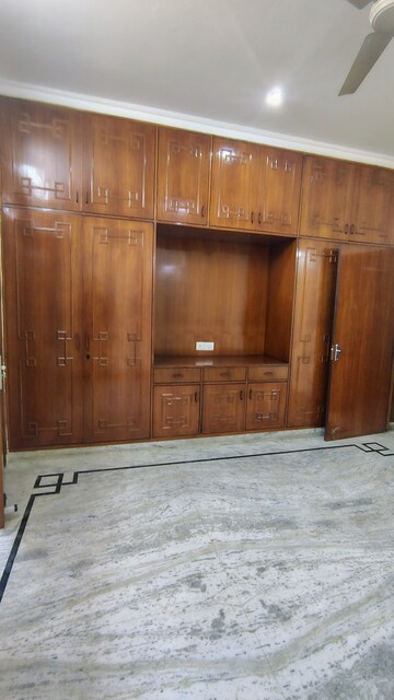 Furnished Amenities in 3.5 BHK Builder Floor at Unitech South City 1, South City 1 – for Rent