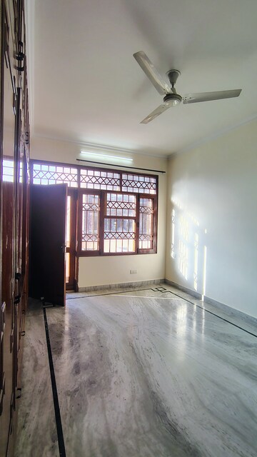 Room in 3.5 BHK Builder Floor at Unitech South City 1, South City 1 – for Rent