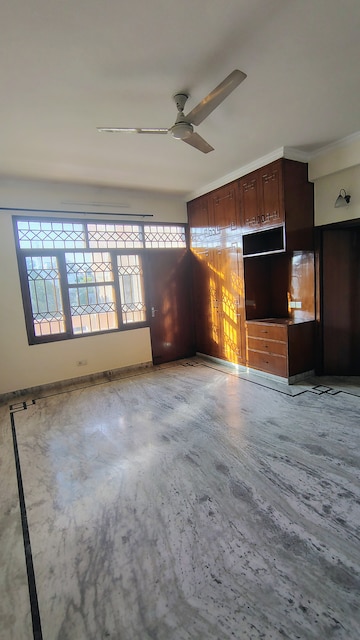 Room in 3.5 BHK Builder Floor at Unitech South City 1, South City 1 – for Rent