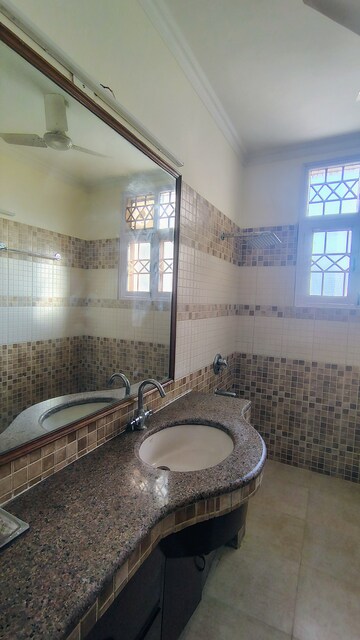 Bathroom in 3.5 BHK Builder Floor at Unitech South City 1, South City 1 – for Rent