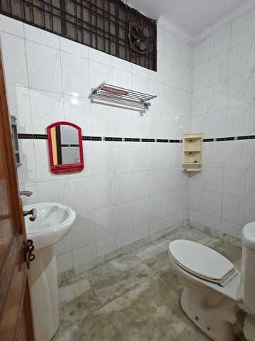 Bathroom in 2 BHK Builder Floor at Sector 40 – for Rent