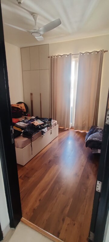 Room in 2.5 BHK Apartment at Microtek Greenburg, Sector 86 – for Rent