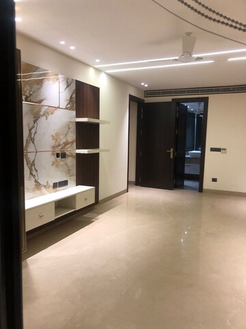 Room in 4 BHK Builder Floor at DLF Atria, Dlf Phase ii – for Rent
