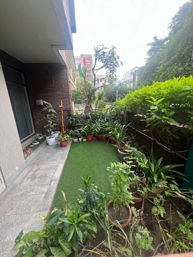 Balcony, sector 39 6 Bedroom 300 Sq.Mt. Independent House In Sector 39 Noida 8297022