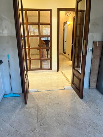 Room in 4 BHK Builder Floor at New Friends Colony – for Rent