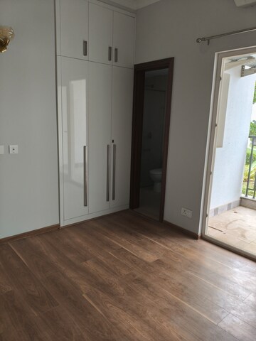 Room in 3 BHK Apartment at Central Park Flower Valley Aqua Front Towers, Sohna Sector 33 – for Rent