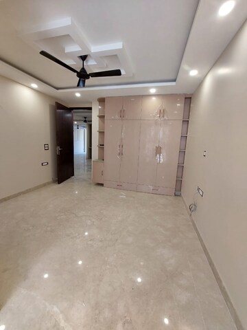 Room in 3 BHK Builder Floor at South Extension ii – for Rent