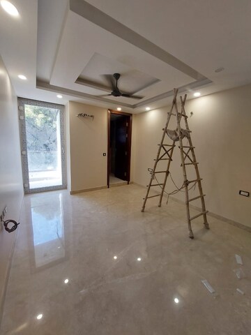 Room in 3 BHK Builder Floor at South Extension ii – for Rent