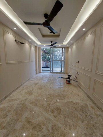 Room in 3 BHK Builder Floor at South Extension ii – for Rent