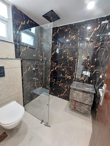 Master Bedroom in 3 BHK Builder Floor at South Extension ii – for Rent