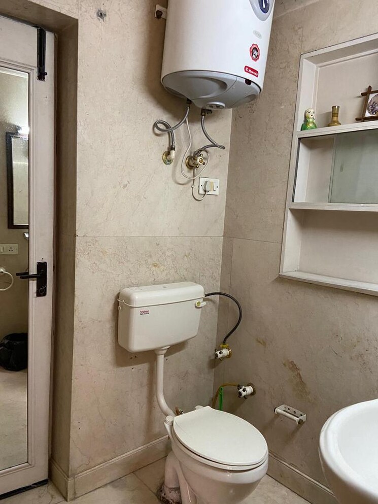 Bathroom, chanakyapuri 1 Bedroom 375 Sq.Yd. Builder Floor In Chanakyapuri Delhi 8297462