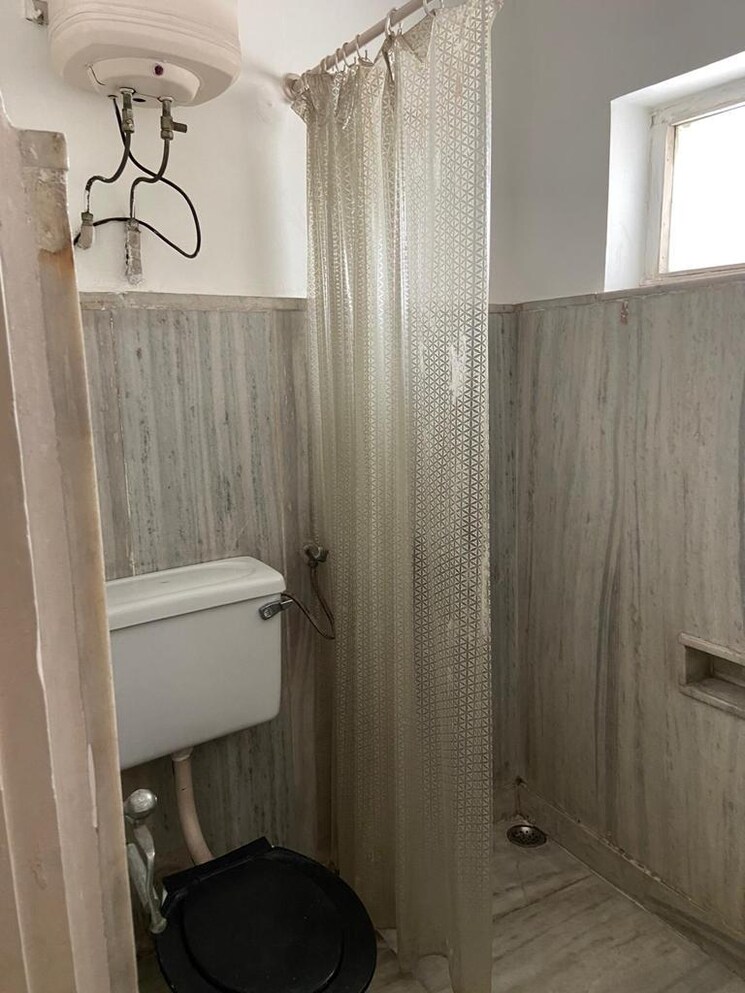 Bathroom, chanakyapuri 1 Bedroom 375 Sq.Yd. Builder Floor In Chanakyapuri Delhi 8297462