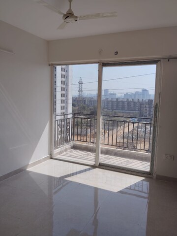 Room in 2.5 BHK Apartment at Signature Global Proxima, Sector 89 – for Rent