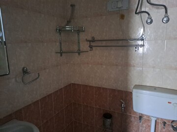 Bathroom in 4 BHK Builder Floor at Ardee City, Sector 52 – for Rent