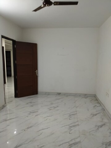 Room in 3.5 BHK Builder Floor at Sector 29 – for Rent