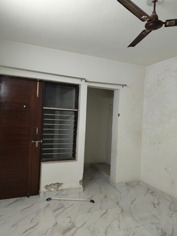 Room in 3.5 BHK Builder Floor at Sector 29 – for Rent