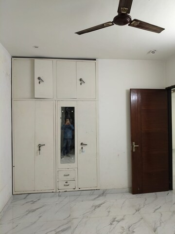 Building Lobby in 3.5 BHK Builder Floor at Sector 29 – for Rent