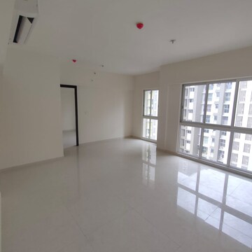 Room in 3 BHK Apartment at Lodha Amara, Sandoz Baug – for Rent