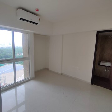 Room in 3 BHK Apartment at Lodha Amara, Sandoz Baug – for Rent