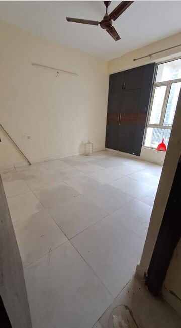 Room in 3 BHK Apartment at Radicon Vedantam, Sector 16c Greater Noida – for Rent