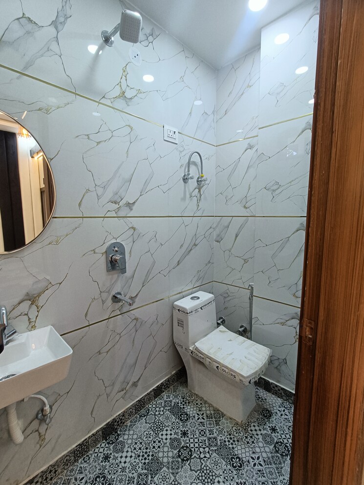 Bathroom, uttam nagar west 2 Bedroom 60 Sq.Yd. Builder Floor In Uttam Nagar West Delhi 8297806