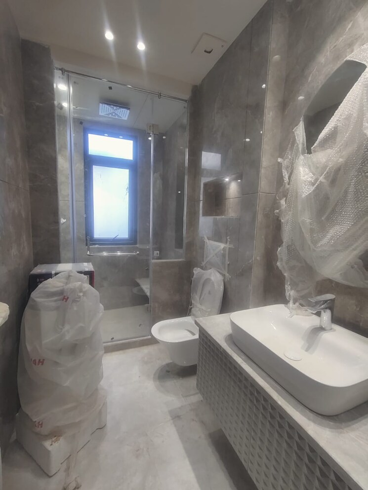 Bathroom, greater kailash ii 4 Bedroom 300 Sq.Yd. Builder Floor In Greater Kailash ii Delhi 8298124