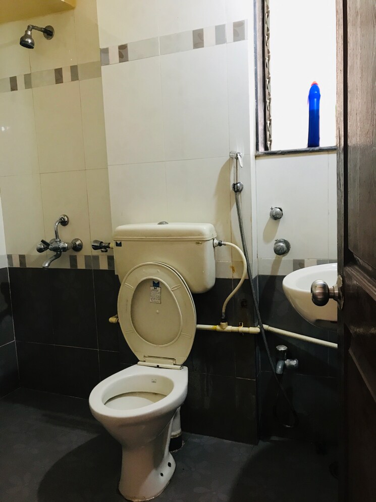 Bathroom, vrishi-complex 1.5 Bedroom 550 Sq.Ft. Apartment In Kandarpada Mumbai 8298384