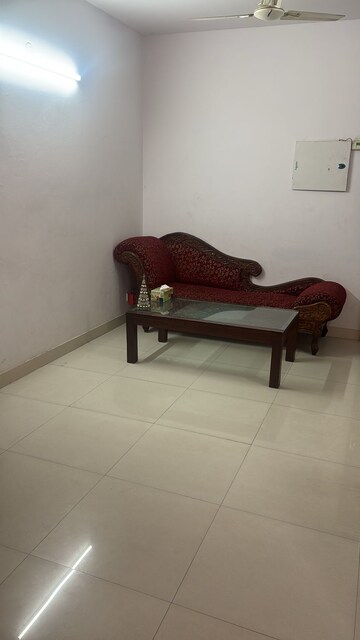 Room in 3 BHK Apartment at Amolik Residency, Sector 86 – for Rent