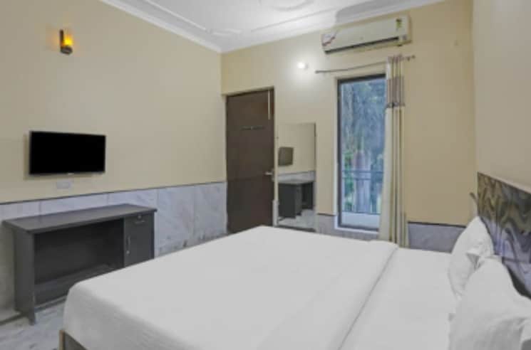 Room, sector 56 6+ Bedroom 375 Sq.Mt. Independent House In Sector 56 Noida 8298595
