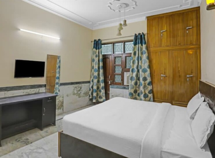 Bedroom, sector 56 6+ Bedroom 375 Sq.Mt. Independent House In Sector 56 Noida 8298595