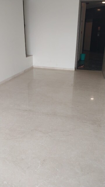 Room in 2 BHK Apartment at Kalpataru Paramount, Kapur Bawdi – for Rent