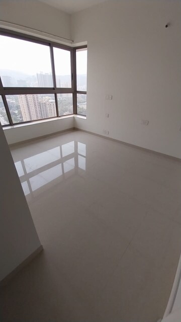 Room in 2 BHK Apartment at Kalpataru Paramount, Kapur Bawdi – for Rent