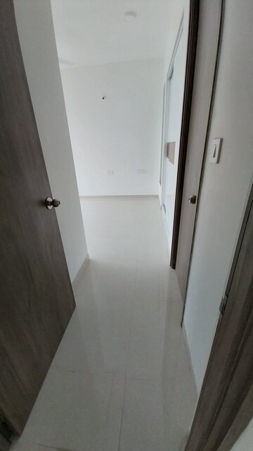 Room in 2 BHK Apartment at Kalpataru Paramount, Kapur Bawdi – for Rent