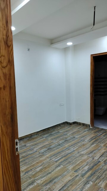 Room in 2 BHK Apartment at Pallavpuram – for Sale